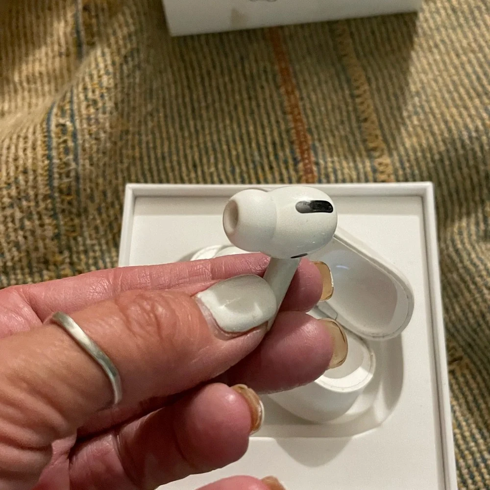 Apple air pod pros. - Picture 4 of 8